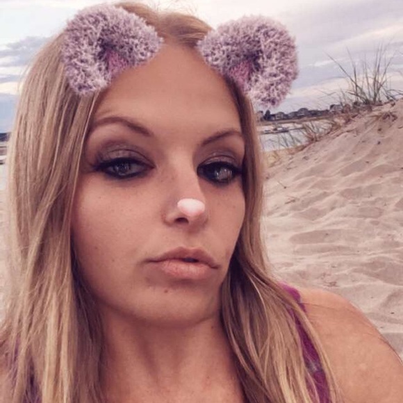 Meet your Posher, Melissa Ambassador of Poshmark💕 - Picture 1 of 8